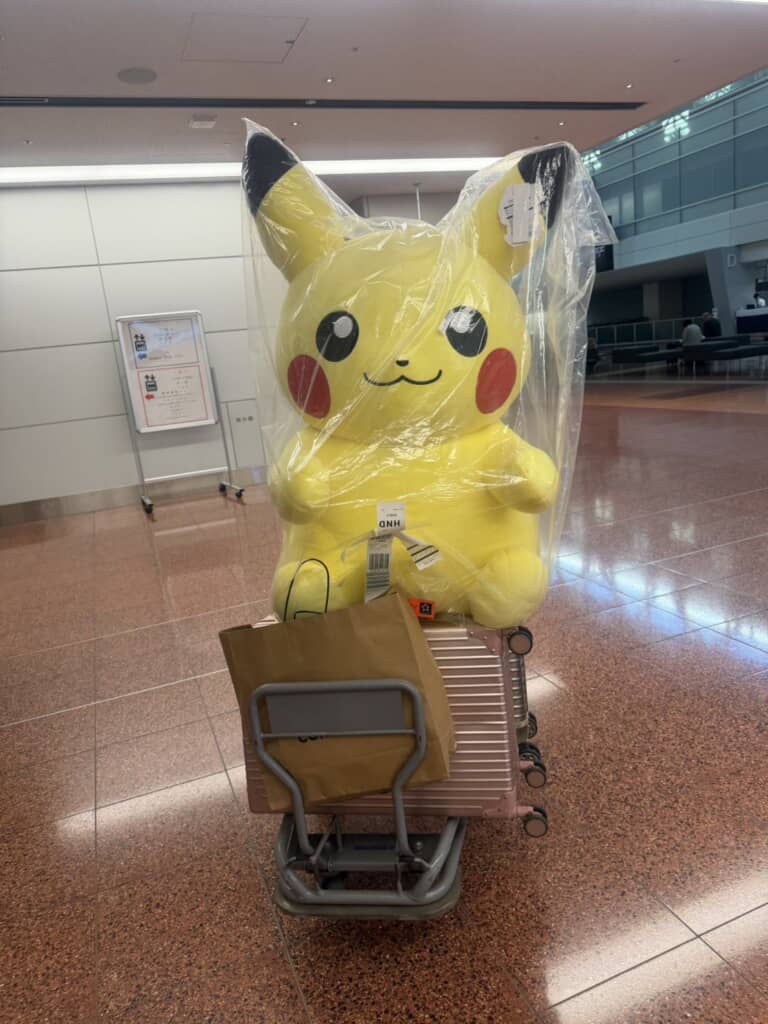 カートに乗った巨大ピカチュウ