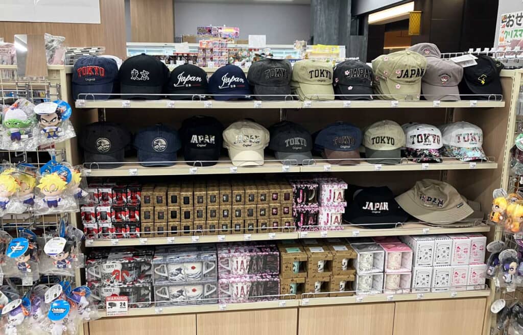 一般的なローソンでは販売していないモノが並ぶ