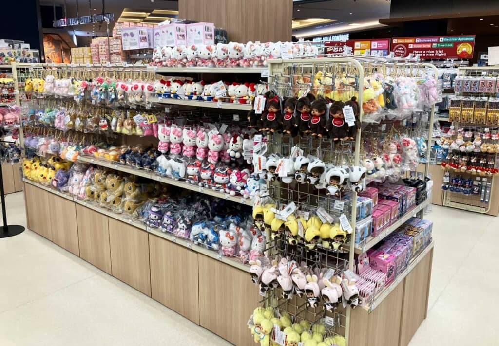 国内外で人気のキャラクターを販売
