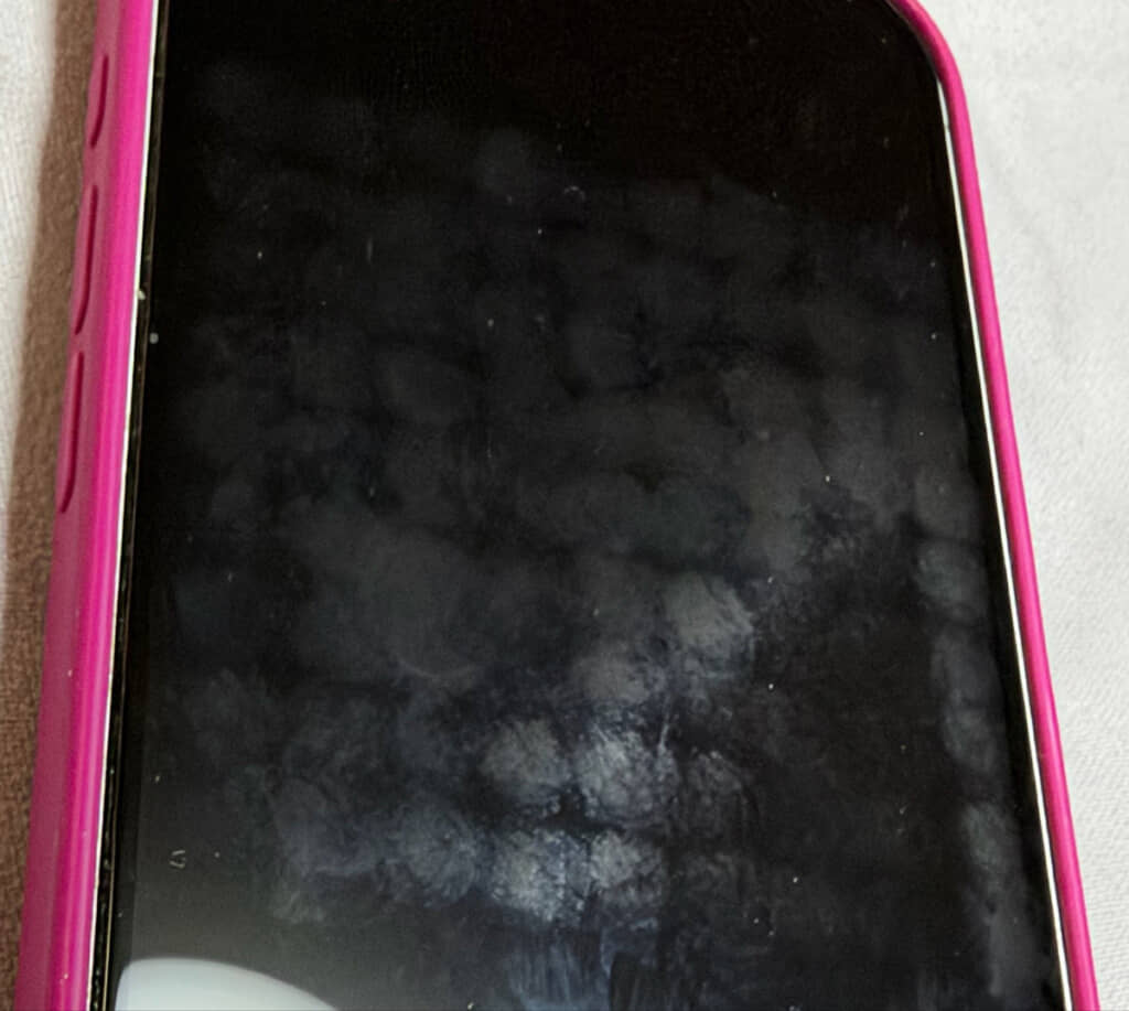 スマートフォン画面に戦いの跡がくっきり……!