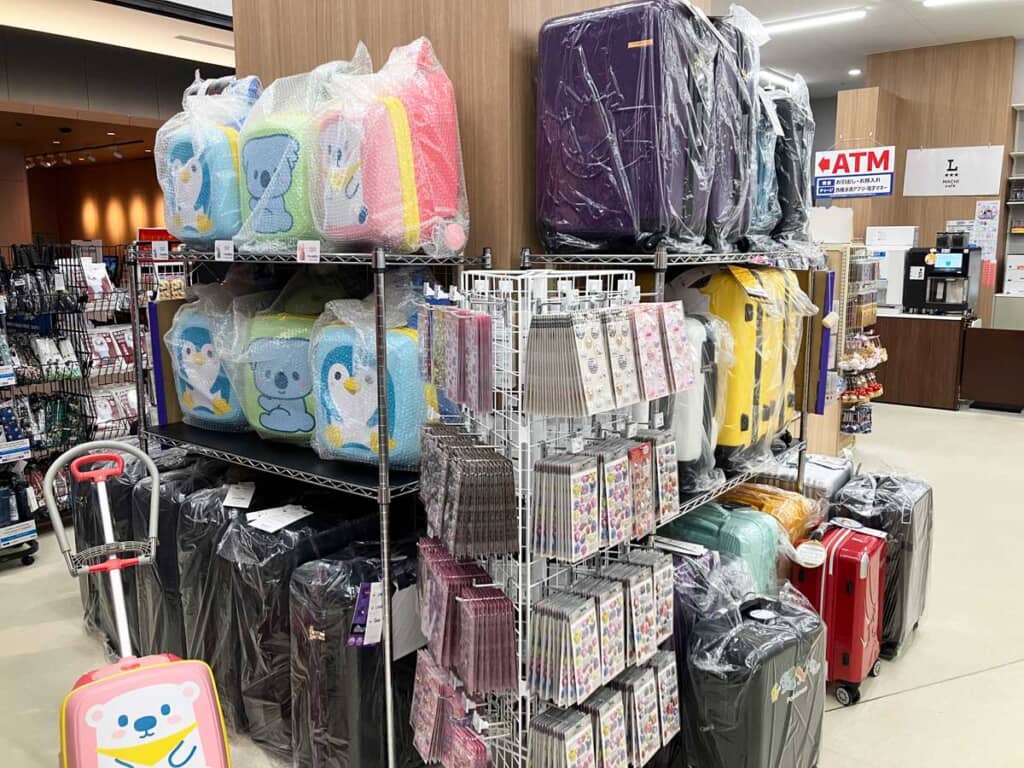 店内でキャリーバッグを販売