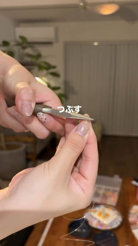 テグスの端につぶし玉を通し、ペンチでつぶして固定します