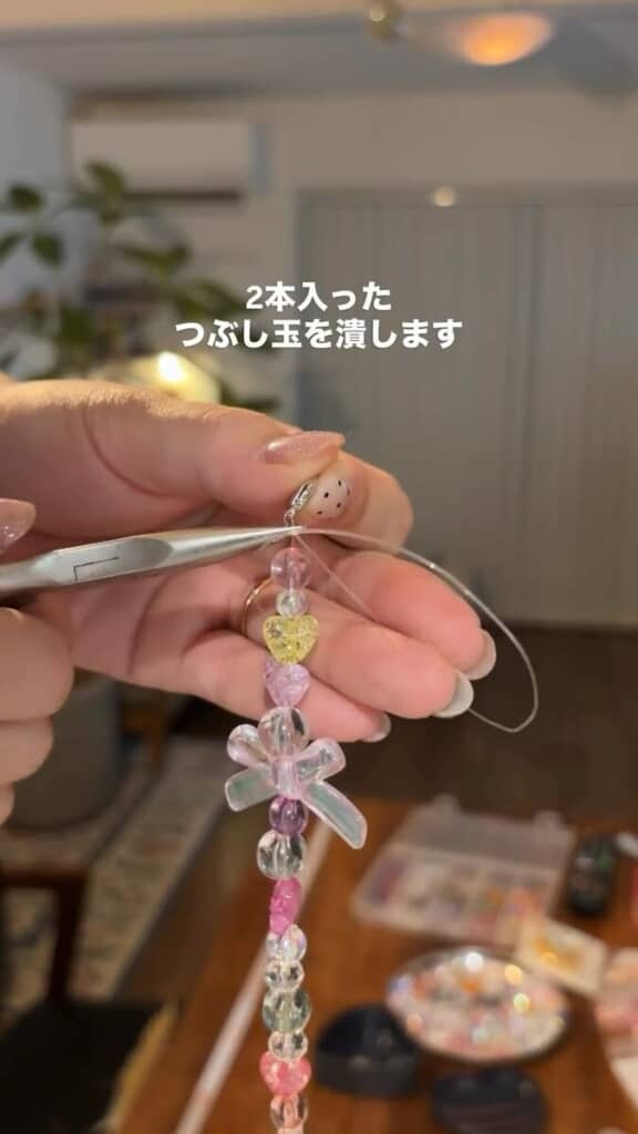 カニカンとつぶし玉を通し、つぶし玉はペンチでつぶします