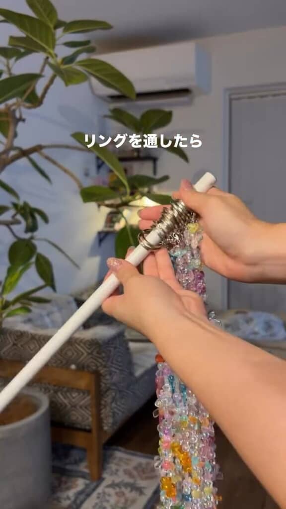 キャップを外した突っ張り棒にキーリングを通します