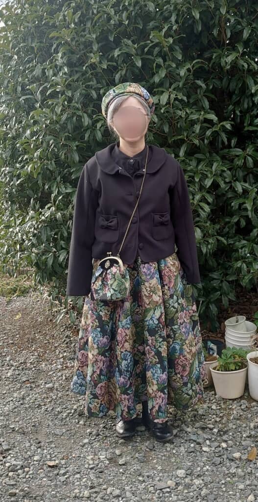ゴブラン織の花柄スカートに甘いデザインのジャケットを合わせたスタイル