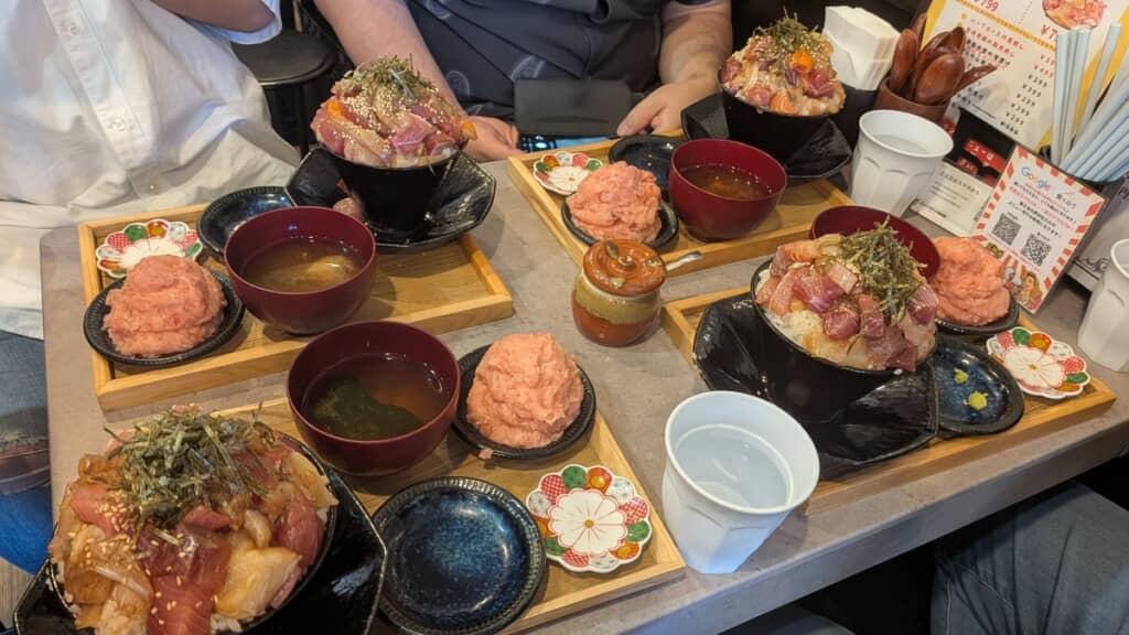 頼んだ「鮮魚の漬け丼(小)+赤字ネギトロ」(1500円)