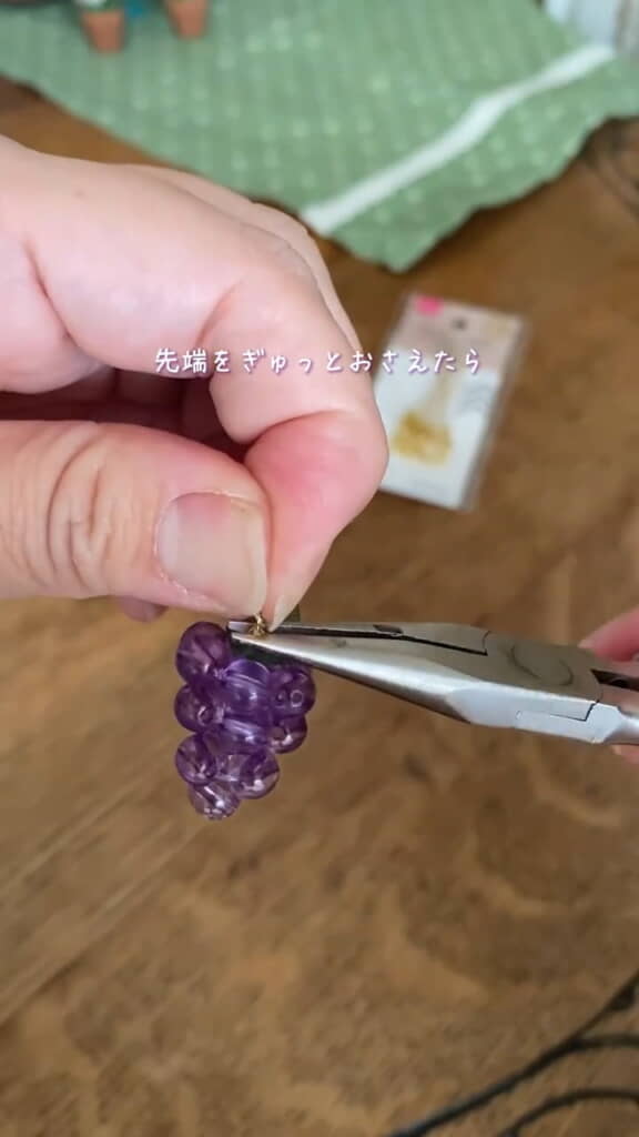 先端をぎゅっと抑えたら……