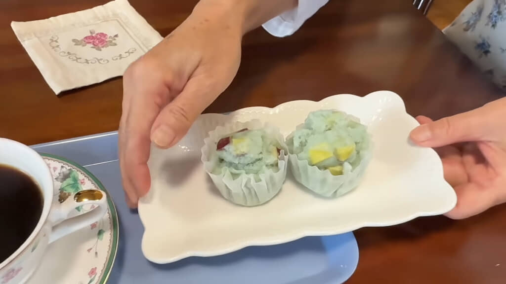サツマイモをトッピングしたバタフライピーの蒸しパン