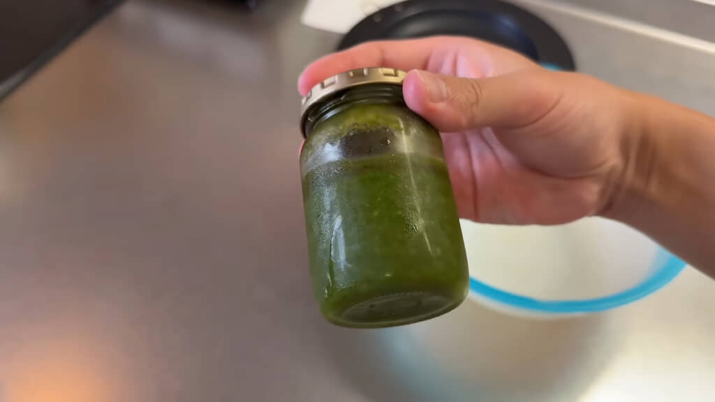 バスタには自家製バジルソースを