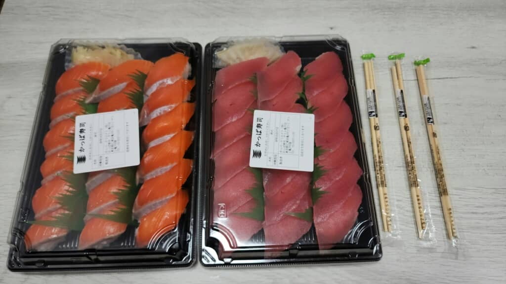 注文したサーモン&マグロの握り寿司