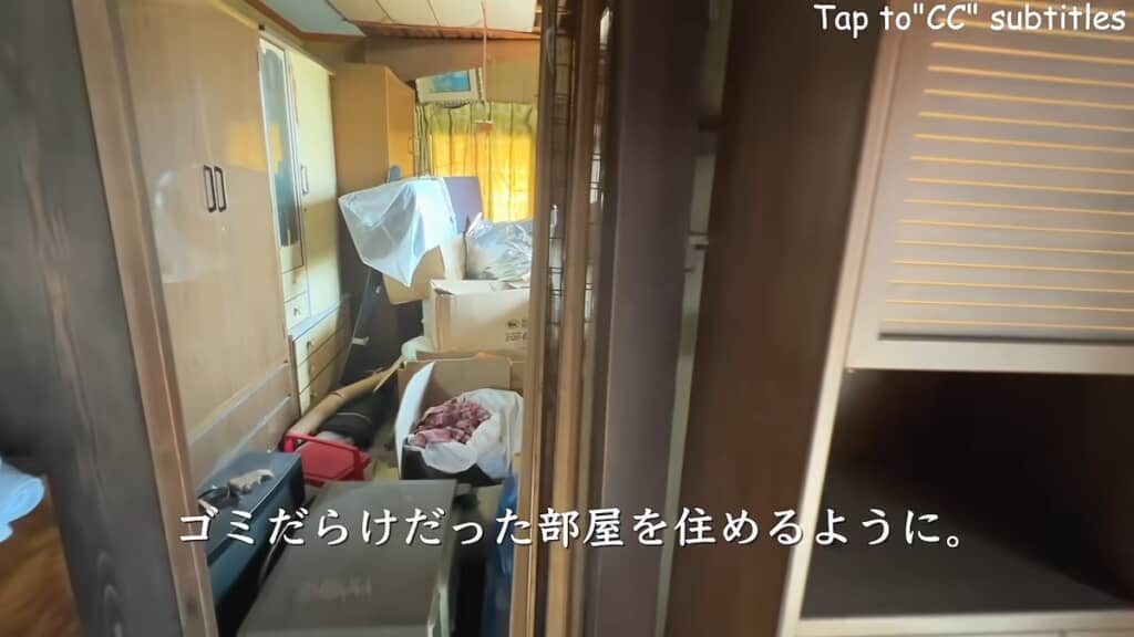 玄関横の部屋には残置物がいっぱい