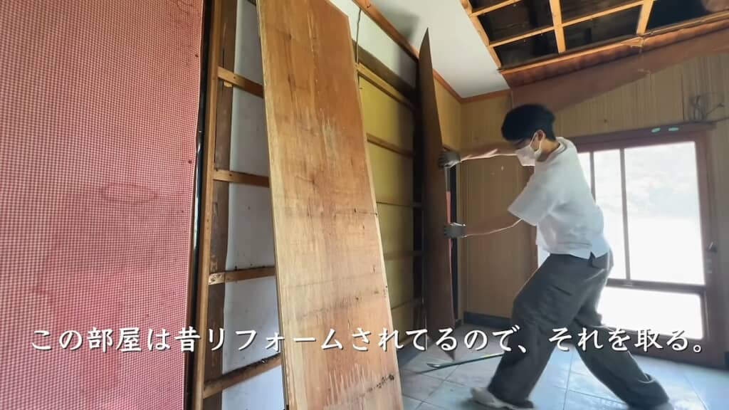 壁と天井を解体し、作り直すことに