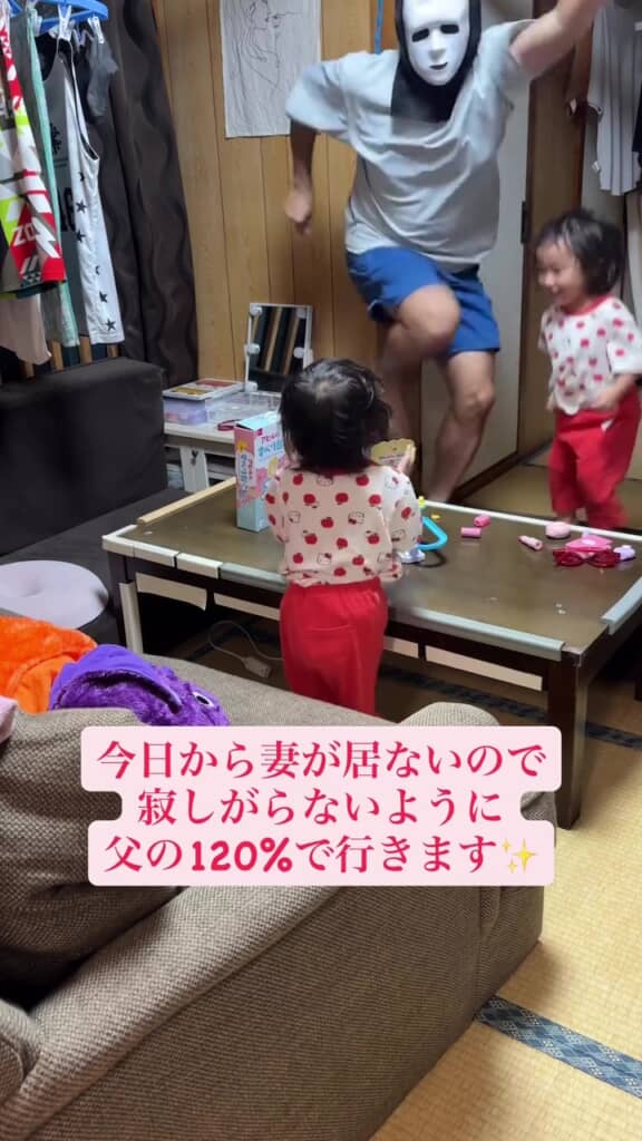 ジャンプと手拍子で盛り上げる双子ちゃん