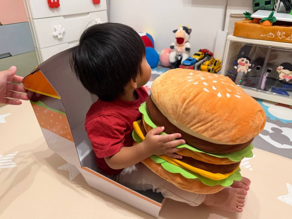 マックの抽選で当たったものが届いてみたら、でっかいハンバーガー！