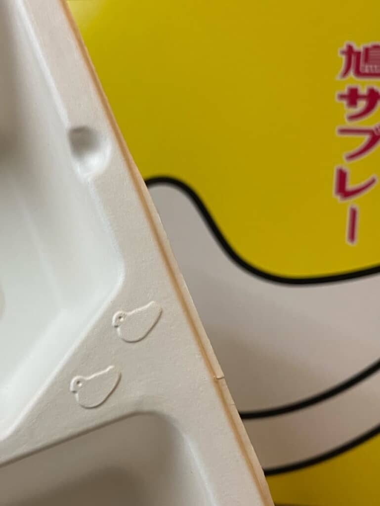 トレーのふちをよく見ると……小さな鳩が2羽並んでいます!