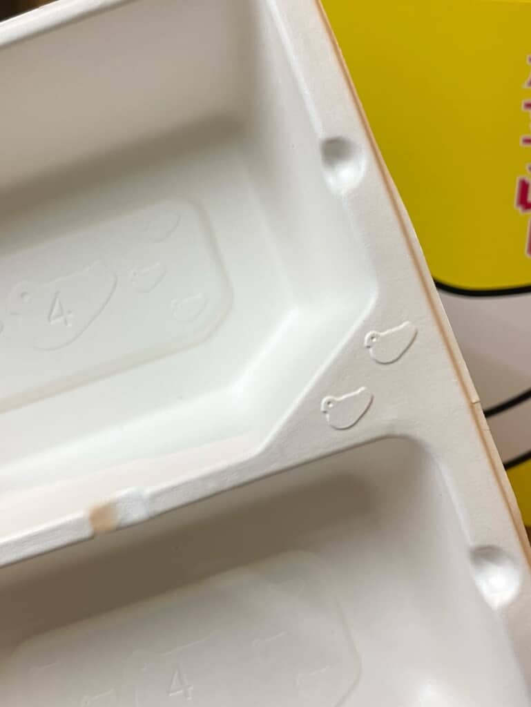 サブレーを入れるくぼみにも、かわいらしい鳩の型押しを発見!