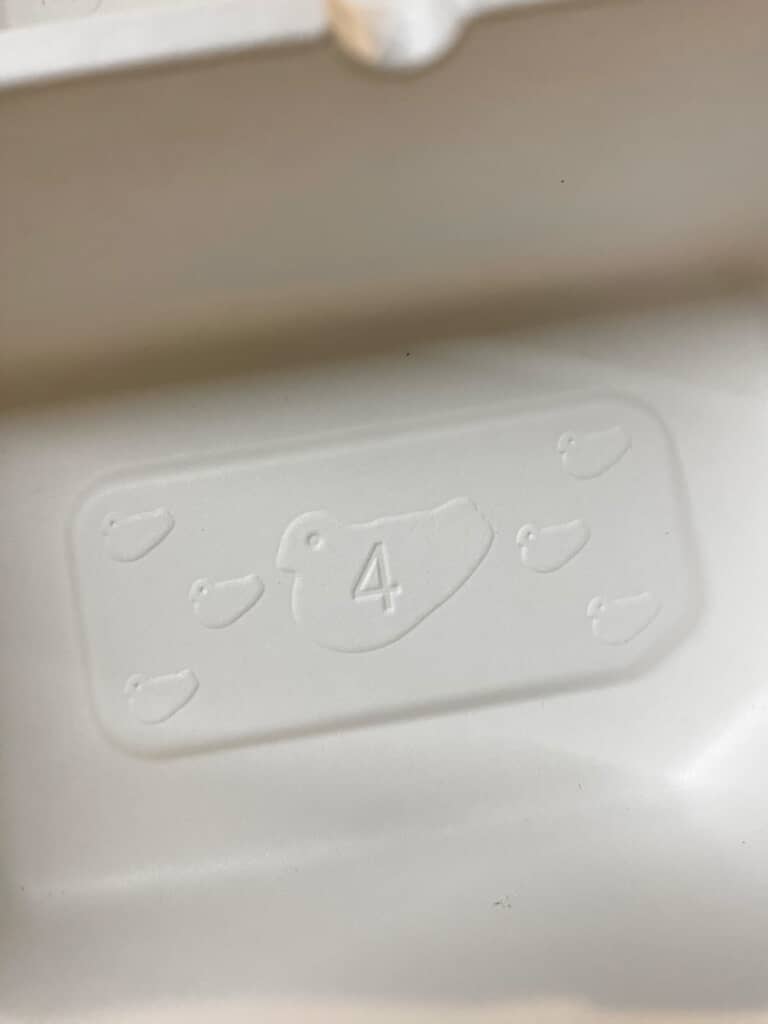 このくぼみに4枚の鳩サブレーが入ることを示した「4」の文字