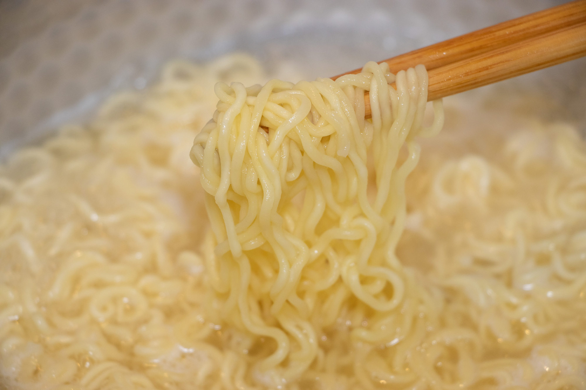 「関東ではなかなか売ってない」 リピートしている“袋麺”ランキング上位に「あまりのおいしさに衝撃を受けました」「クセになる味」「どうしても食べたくて…」の声(1/2) | ラーメン ねとらぼリサーチ