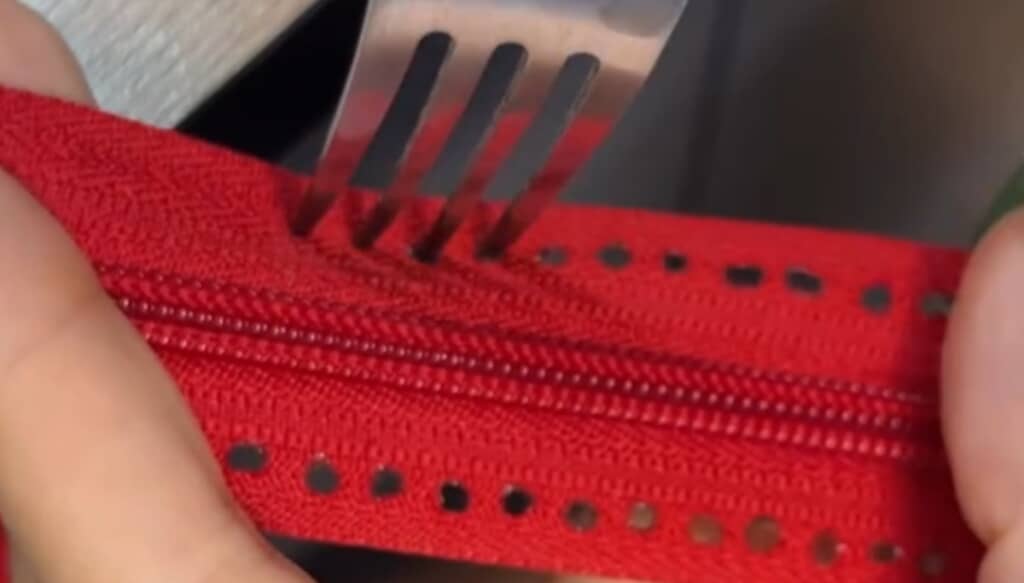 フォークでファスナーに穴を開けると…
